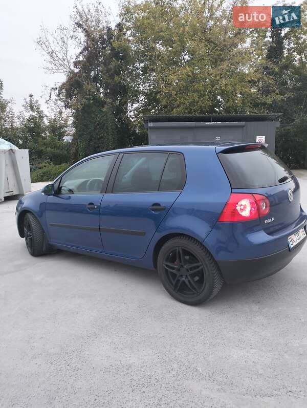 Хэтчбек Volkswagen Golf 2005 в Ровно
