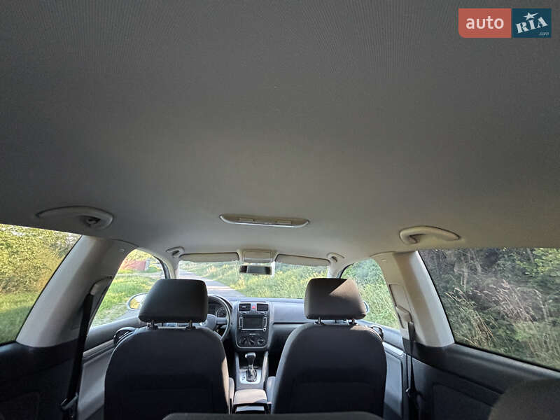 Хэтчбек Volkswagen Golf 2004 в Надворной