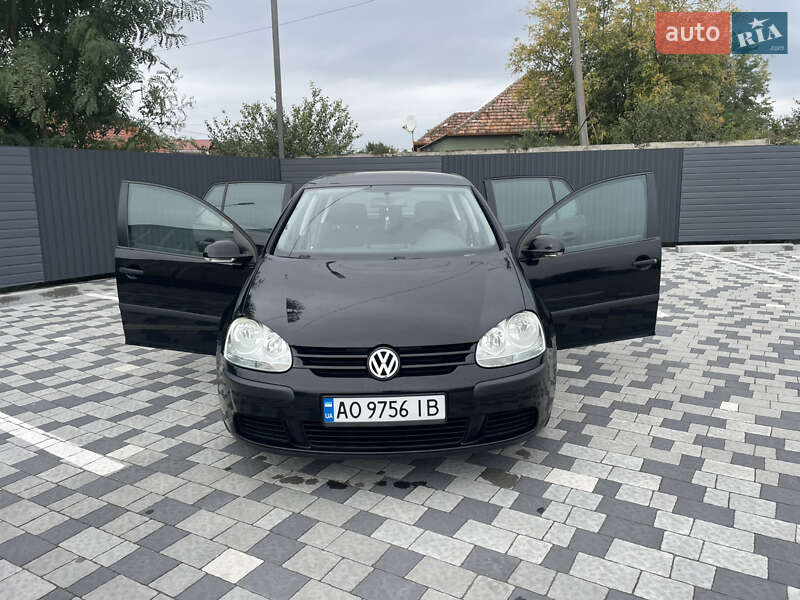 Хетчбек Volkswagen Golf 2004 в Великих Лучках
