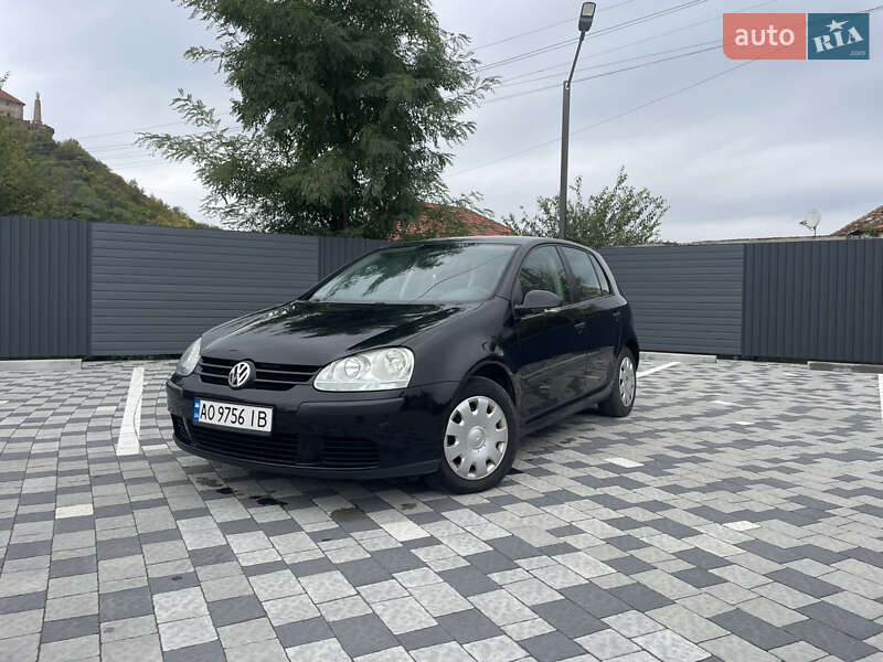 Хетчбек Volkswagen Golf 2004 в Великих Лучках