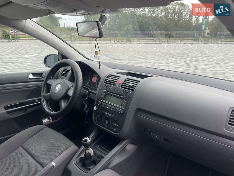 Хетчбек Volkswagen Golf 2004 в Великих Лучках