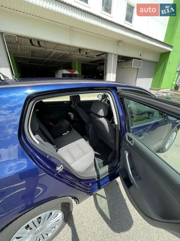 Хетчбек Volkswagen Golf 2005 в Києві