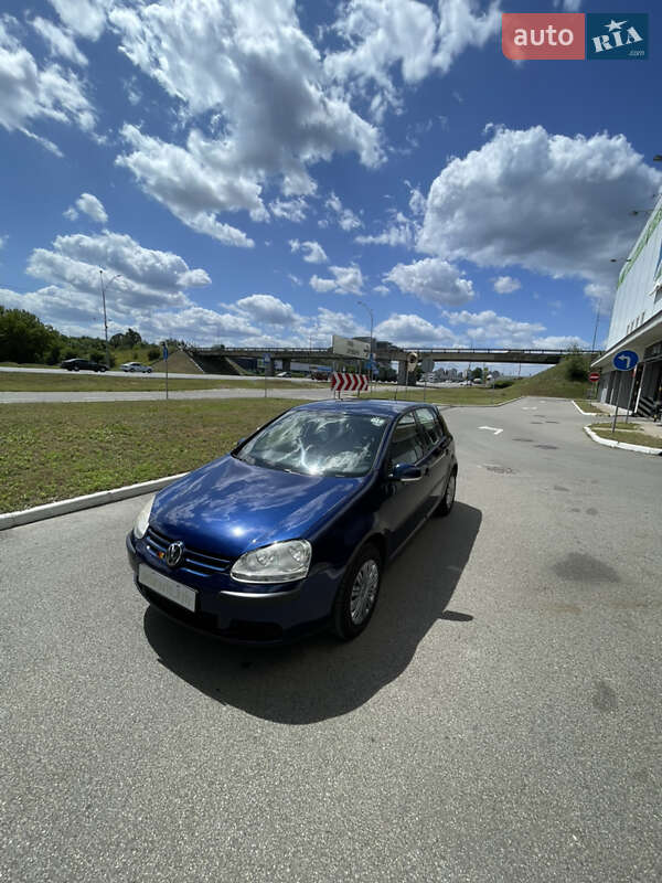 Хетчбек Volkswagen Golf 2005 в Києві