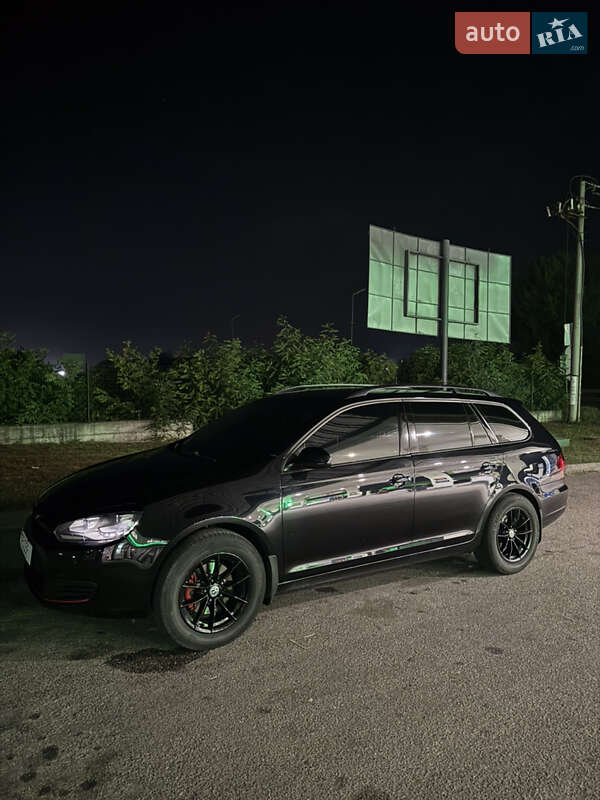 Універсал Volkswagen Golf 2013 в Чернівцях