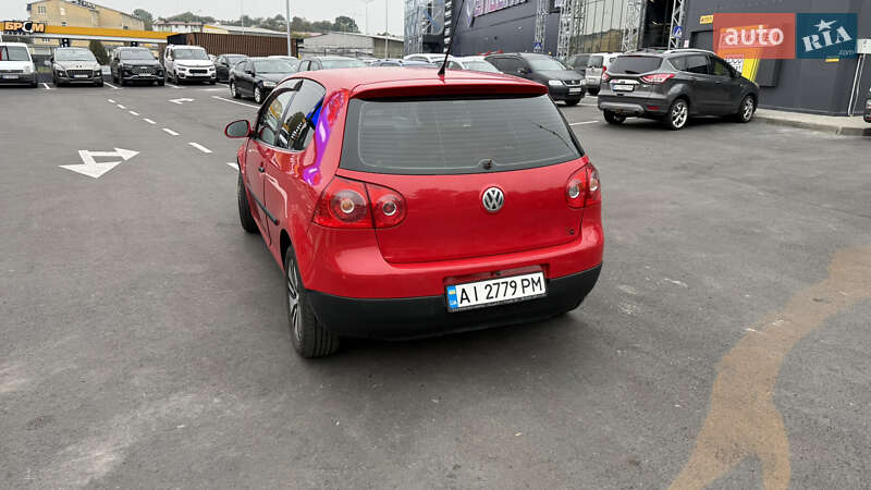 Хетчбек Volkswagen Golf 2005 в Обухові