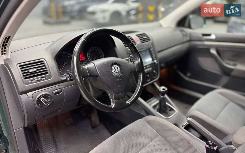 Хетчбек Volkswagen Golf 2006 в Чернівцях