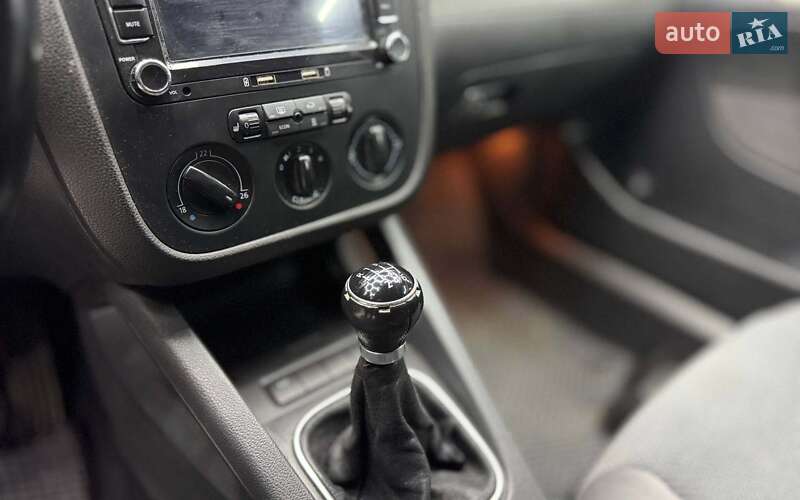 Хетчбек Volkswagen Golf 2006 в Чернівцях