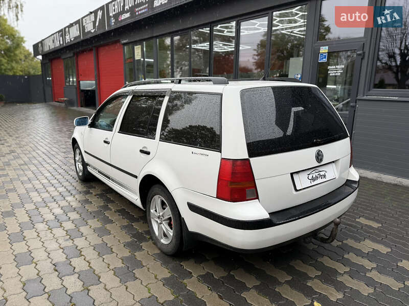 Універсал Volkswagen Golf 2001 в Чернівцях