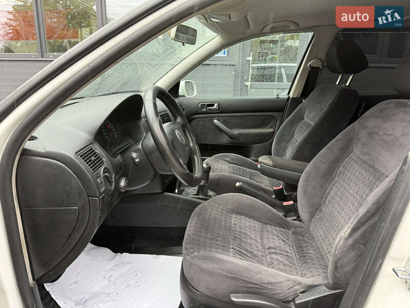 Універсал Volkswagen Golf 2001 в Чернівцях