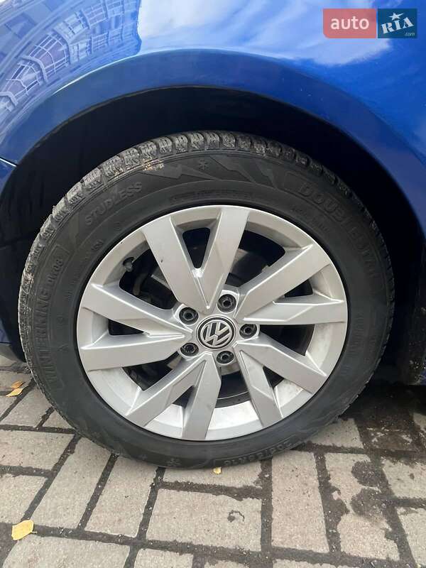 Хэтчбек Volkswagen Golf 2004 в Ромнах