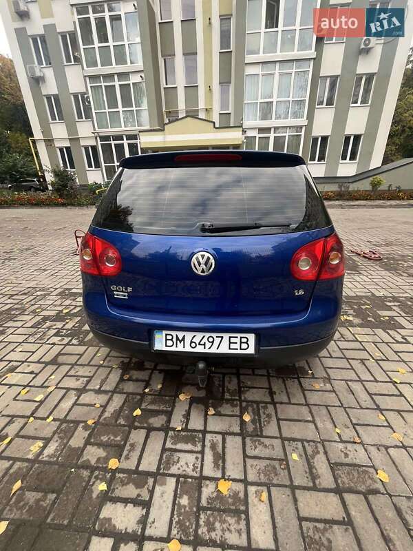 Хэтчбек Volkswagen Golf 2004 в Ромнах
