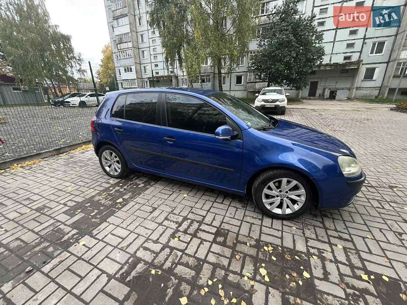 Хэтчбек Volkswagen Golf 2004 в Ромнах