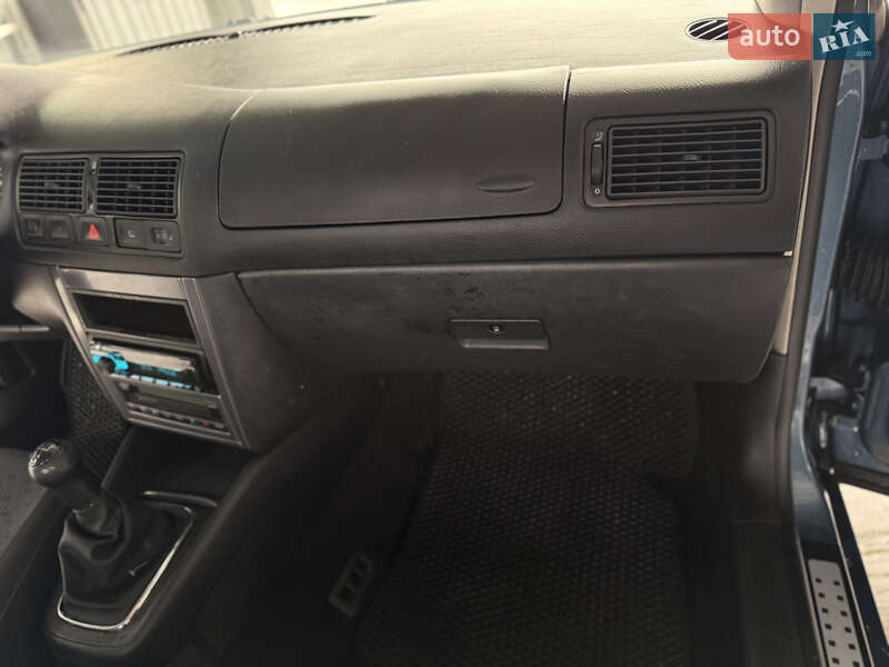 Хетчбек Volkswagen Golf 2003 в Києві