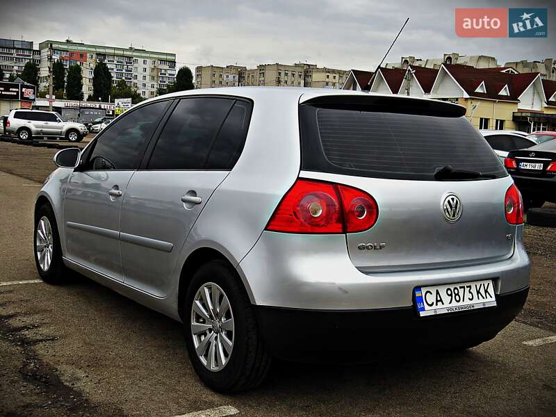Хетчбек Volkswagen Golf 2005 в Черкасах