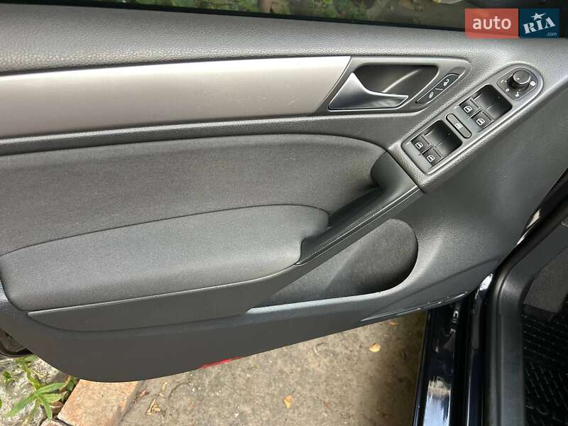 Хетчбек Volkswagen Golf 2010 в Охтирці