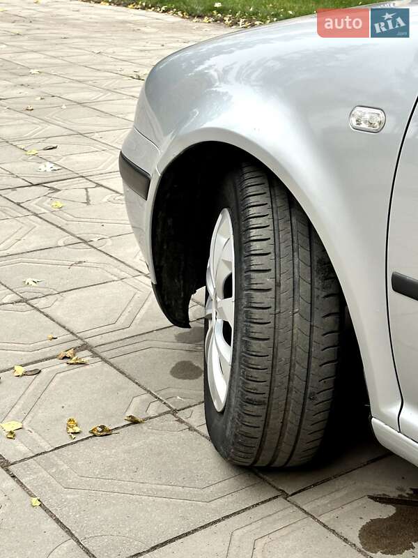 Универсал Volkswagen Golf 2001 в Коростене