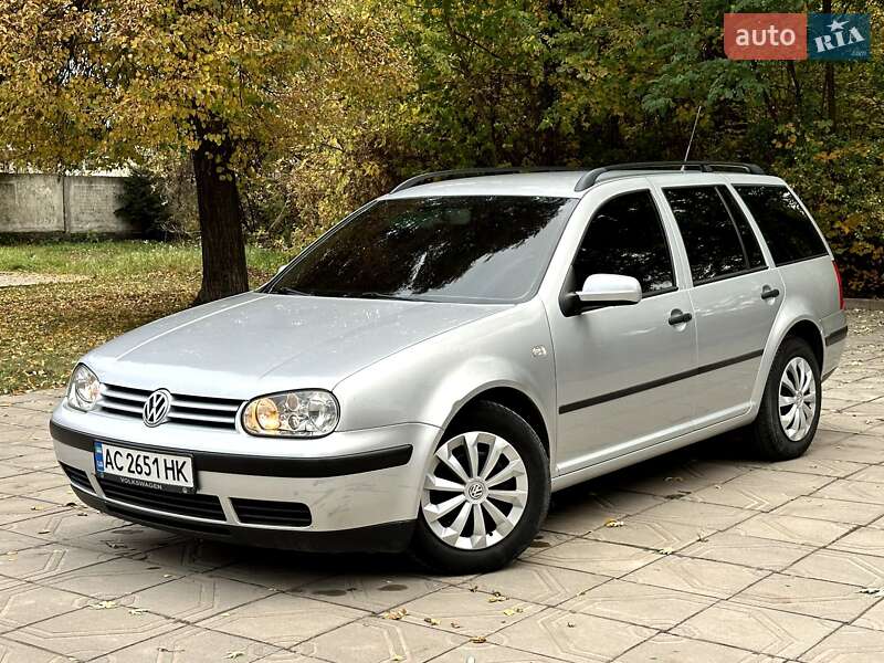 Универсал Volkswagen Golf 2001 в Коростене