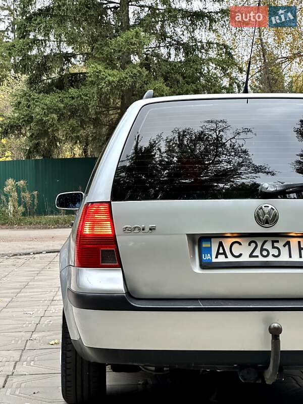 Универсал Volkswagen Golf 2001 в Коростене