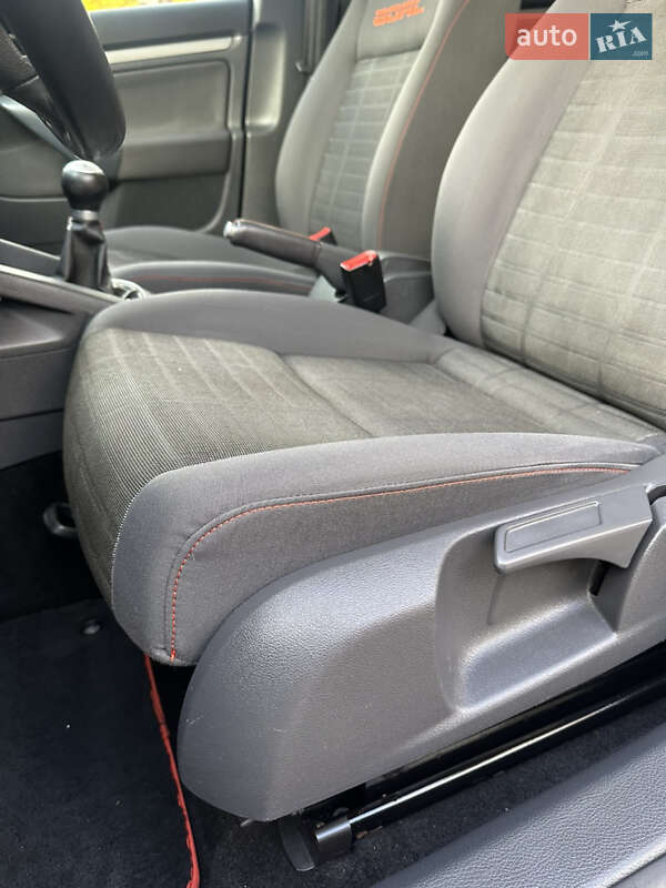 Хэтчбек Volkswagen Golf 2006 в Хороле