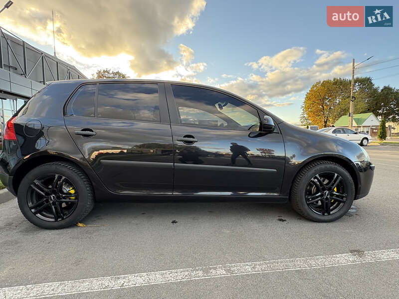 Хэтчбек Volkswagen Golf 2005 в Умани