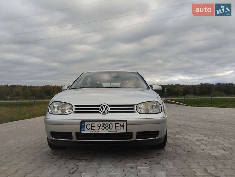 Хэтчбек Volkswagen Golf 2002 в Черновцах