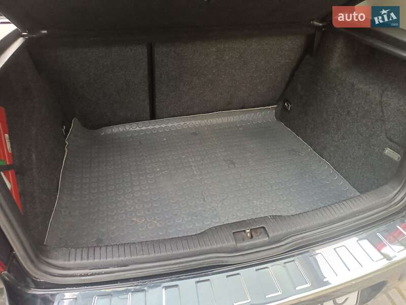 Хэтчбек Volkswagen Golf 2002 в Самборе