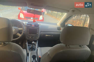 Хэтчбек Volkswagen Golf 2004 в  фото 14 Хэтчбек Volkswagen Golf 2004 в