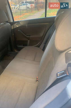 Хэтчбек Volkswagen Golf 2004 в  фото 20 Хэтчбек Volkswagen Golf 2004 в