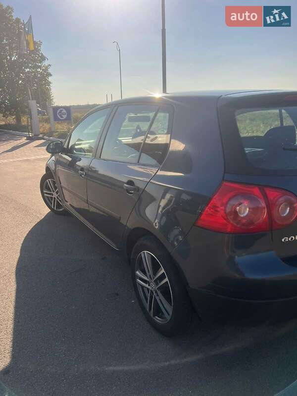 Хетчбек Volkswagen Golf 2005 в Павлограді