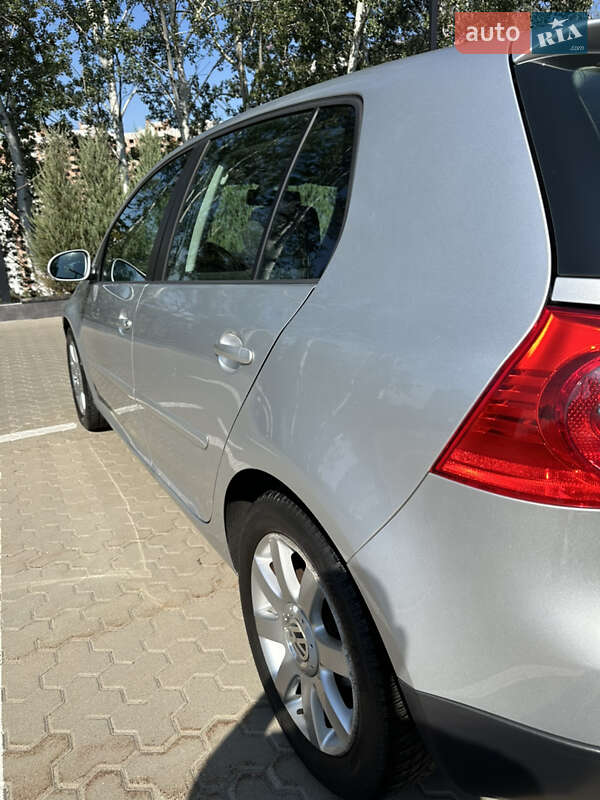Хэтчбек Volkswagen Golf 2005 в Киеве