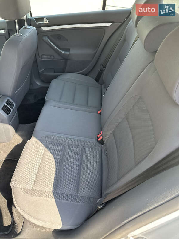 Хэтчбек Volkswagen Golf 2005 в Киеве