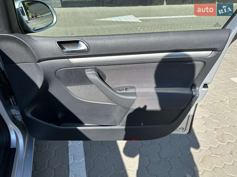 Хэтчбек Volkswagen Golf 2005 в Киеве