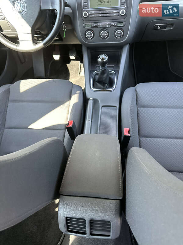 Хэтчбек Volkswagen Golf 2005 в Киеве