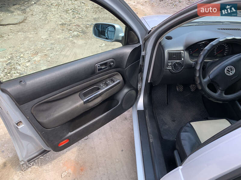 Хэтчбек Volkswagen Golf 2000 в Синельниково