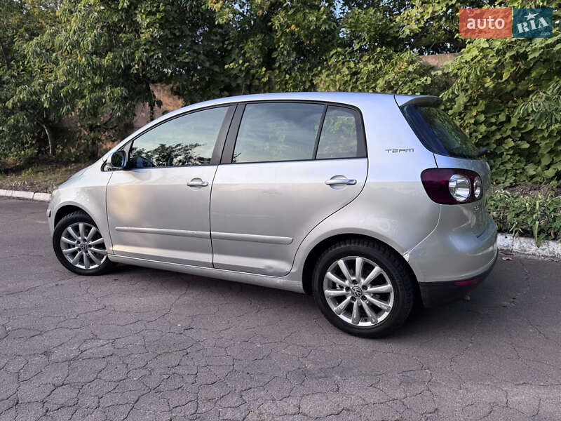 Хетчбек Volkswagen Golf 2005 в Львові