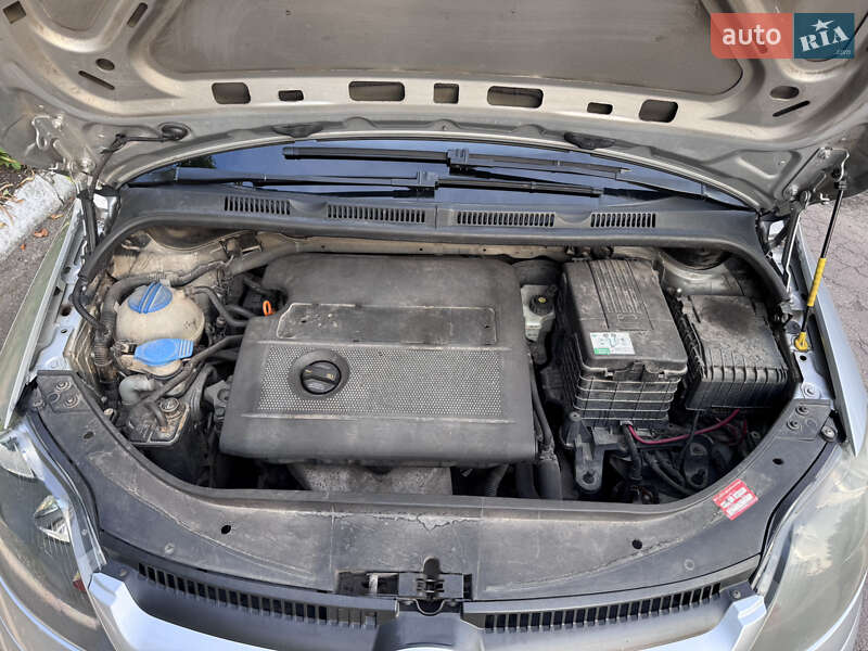 Хетчбек Volkswagen Golf 2005 в Львові