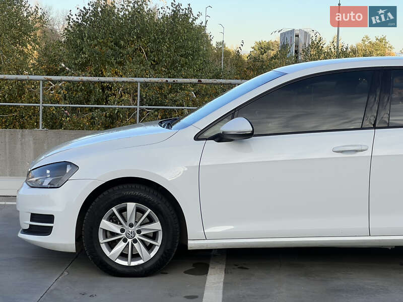 Хэтчбек Volkswagen Golf 2014 в Киеве