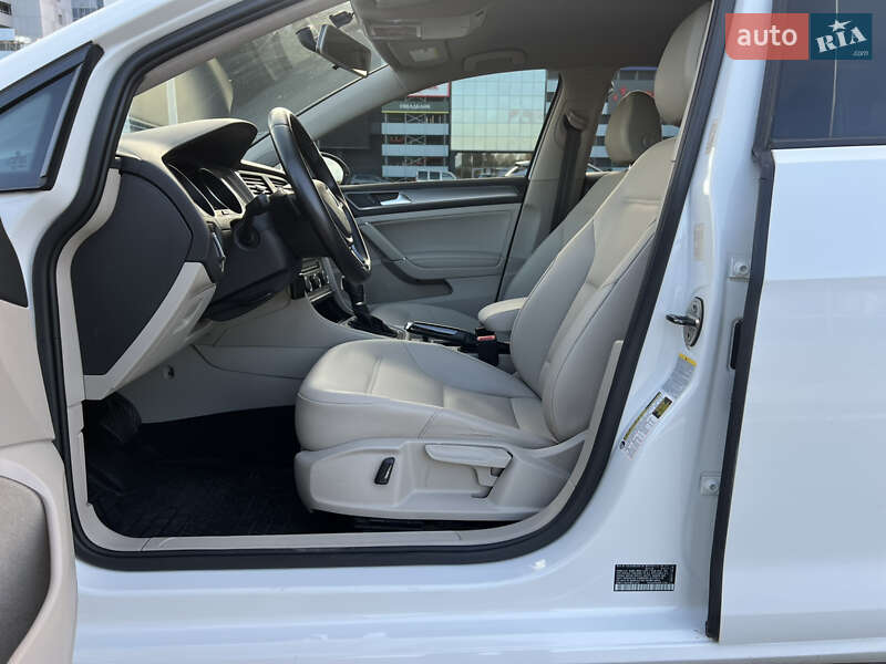 Хэтчбек Volkswagen Golf 2014 в Киеве