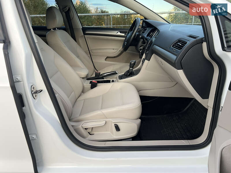 Хэтчбек Volkswagen Golf 2014 в Киеве