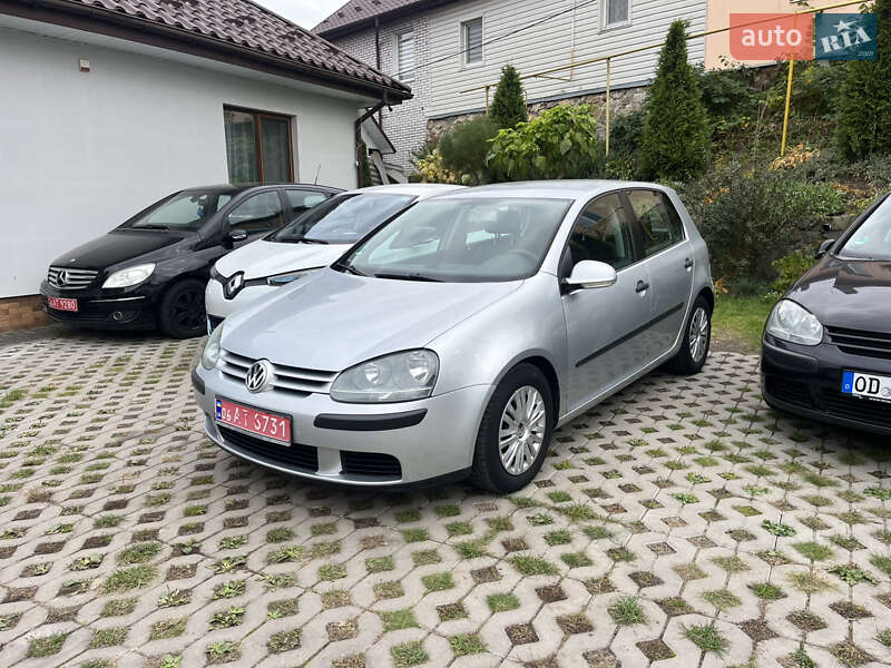 Хэтчбек Volkswagen Golf 2004 в Звягеле