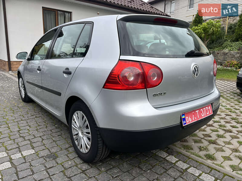 Хэтчбек Volkswagen Golf 2004 в Звягеле