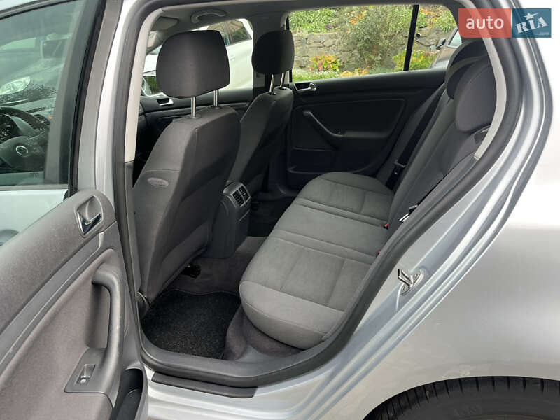 Хэтчбек Volkswagen Golf 2004 в Звягеле