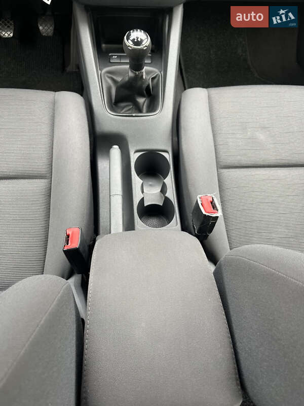 Хэтчбек Volkswagen Golf 2004 в Звягеле