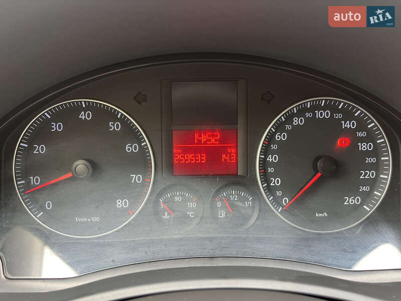 Хэтчбек Volkswagen Golf 2004 в Звягеле