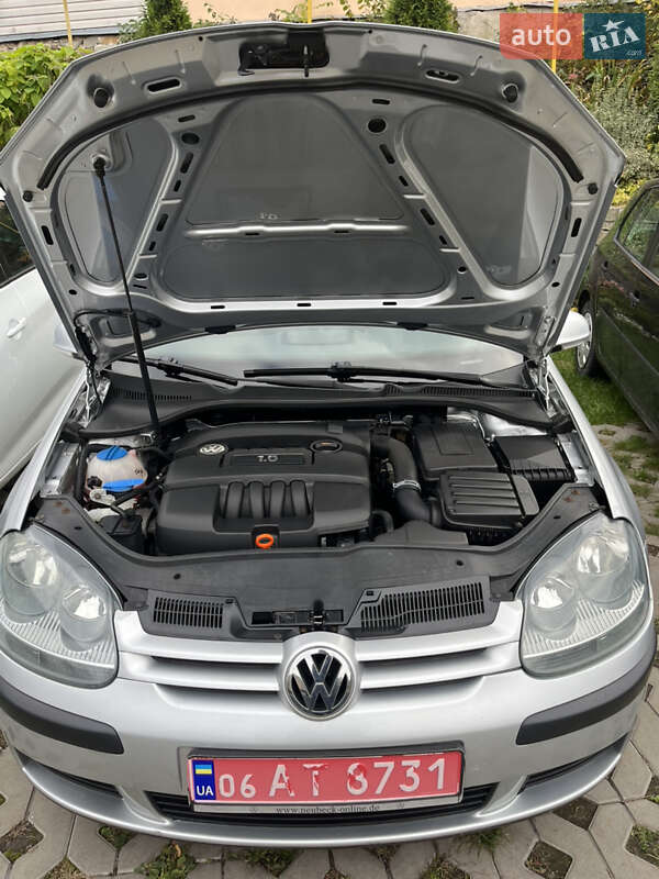 Хэтчбек Volkswagen Golf 2004 в Звягеле
