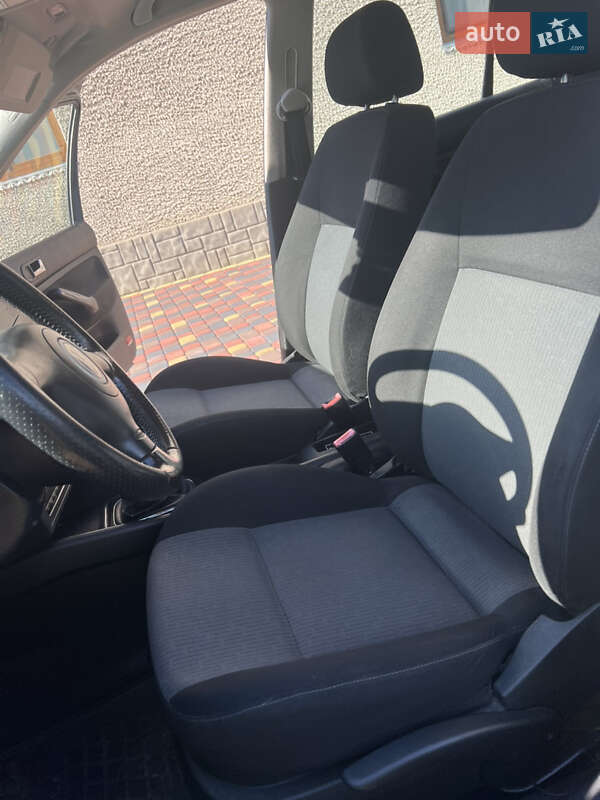 Универсал Volkswagen Golf 2004 в Черновцах