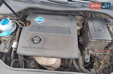 Хэтчбек Volkswagen Golf 2005 в 