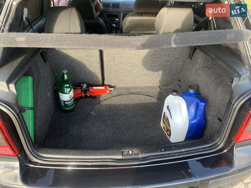Хетчбек Volkswagen Golf 2001 в Львові