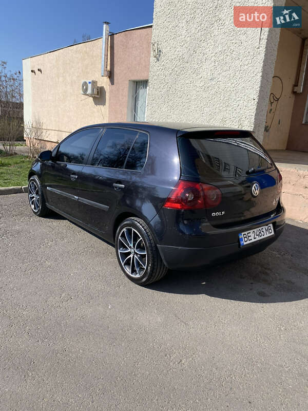 Хетчбек Volkswagen Golf 2004 в Миколаєві