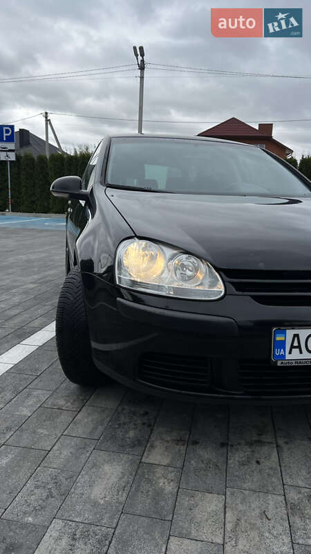 Хетчбек Volkswagen Golf 2004 в Луцьку